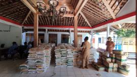 BANTUAN PANGAN BERAS BAGI MASYARAKAT BONUS MINYAK GORENG